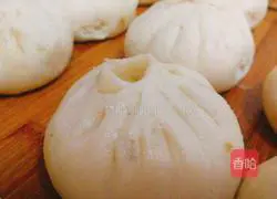 Illustration of how to make celery and pork buns 11