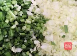 Illustration of how to make leek, cabbage and pork dumplings 5