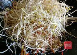 Illustration of how to make fried noodles with mung bean sprouts 13