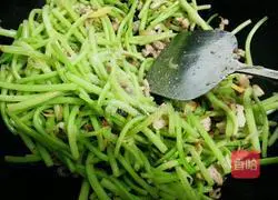 Illustration of how to make potato and vine fried noodles 6