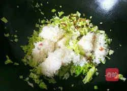 Illustration of how to make cabbage and bacon fried rice 10