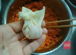 Illustration of how to make carrot and meat wontons 7