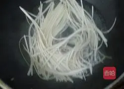 Illustration of how to make fried noodles with beans and shredded pork 2