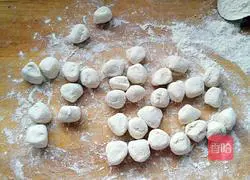 Illustration of how to make pork and kidney bean filling dumplings 15