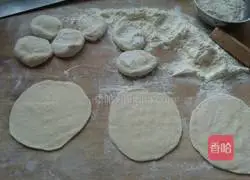 Illustration of how to make steamed buns stuffed with onion and pork stuffing 5