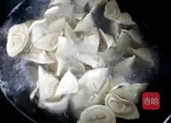 Illustration of how to make pork and celery stuffed dumplings 12