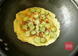 Illustration of how to make cucumber egg pancake 6