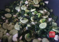  Illustration of how to make braised rice with lettuce leaves and broad beans 5