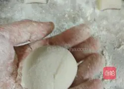 Illustration of how to make hot noodles and scallion pancakes 5