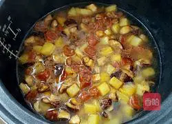 Illustration of how to make braised rice with mushrooms, sausages and potatoes 7