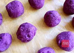 Illustration of how to make sweet purple potato cake 5