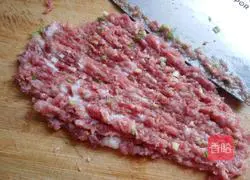 Illustration of how to make fresh meat and water chestnut wontons 3