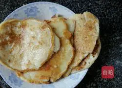Illustration of how to make banana egg pancake 10