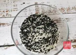 Illustration of making glutinous rice eggs 1