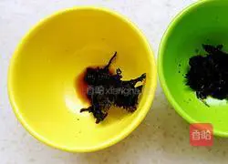 Illustration of how to make wontons stuffed with pork and carrot 12