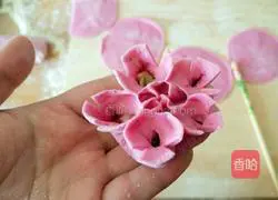Illustration of how to make peony dumplings 11