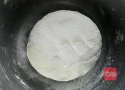 Illustration of how to make hot scallion pancakes 2