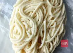 Illustration of how to make fried noodles with shredded pork and chili pepper 1