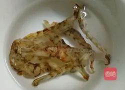 Illustration of how to make dried shrimp and scallops and lean meat noodle soup 1