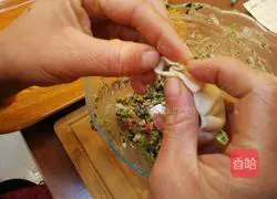 Illustration of how to make crescent dumplings 14