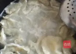 Illustration of how to make celery and pork dumplings 10