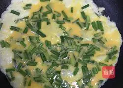 Illustration of how to make chive egg pancake 7