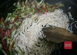 Illustration of how to make fried noodles with shredded carrot and pork 2