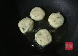 Illustration of making mashed potato cake 8