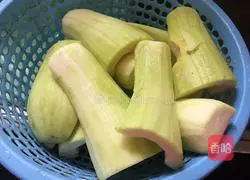 Illustration of how to make soft zucchini pancakes 1