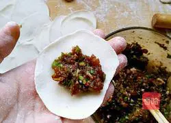 Illustration of how to make pork and kidney bean dumplings 18