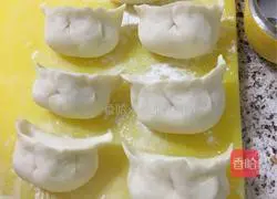 Illustration of how to make shepherd's purse and pork buns 14