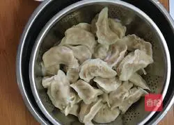 Illustration of how to make pork and carrot stuffed dumplings 6