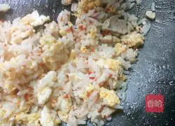 Illustration of how to make fried rice with egg and meat cubes 5