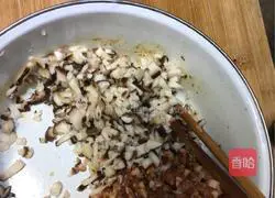 Illustration of how to make mushroom and pork dumplings 3