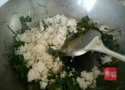 Illustration of how to make fried rice with water chestnut leaves and bacon 4
