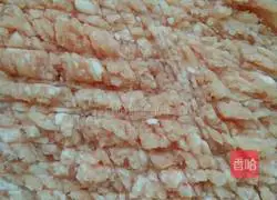 Illustration of how to make celery and pork dumpling stuffing 1