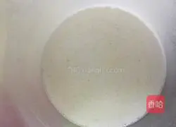 Illustration of how to make Cantonese rice rolls with electric baking pan 1 