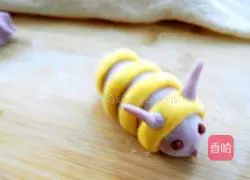 Illustration of how to make caterpillar steamed buns 16