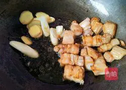 Illustration of how to make pickled cabbage, braised pork and dried pork noodles 5