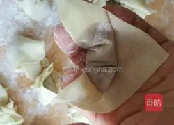 Illustration of how to make zucchini and pork wontons 10