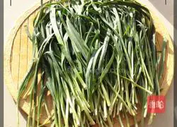 Spring leek and fresh meat dumplings Illustration of how to make meat dumplings 1