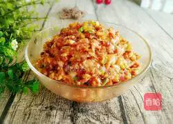 Illustration of how to make pork and mushroom dumpling stuffing 8