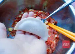 Illustration of how to make corn, carrot and pork dumplings 8