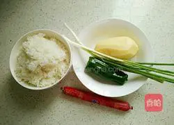 Illustration of how to make green pepper and shredded potato fried rice 1