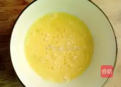 Illustration of how to make double pepper and egg fried rice 3