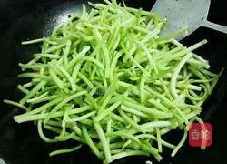 Illustration of how to make potato and vine fried noodles 4