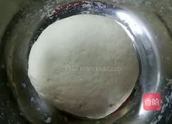 Illustration of how to make pork, green onion and carrot buns 3