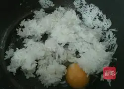 Illustration of how to make ham and egg fried rice 1