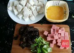 Illustration of how to make salt and pepper fried steamed buns 2