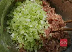 Illustration of how to make cabbage, green pepper and meat buns 8